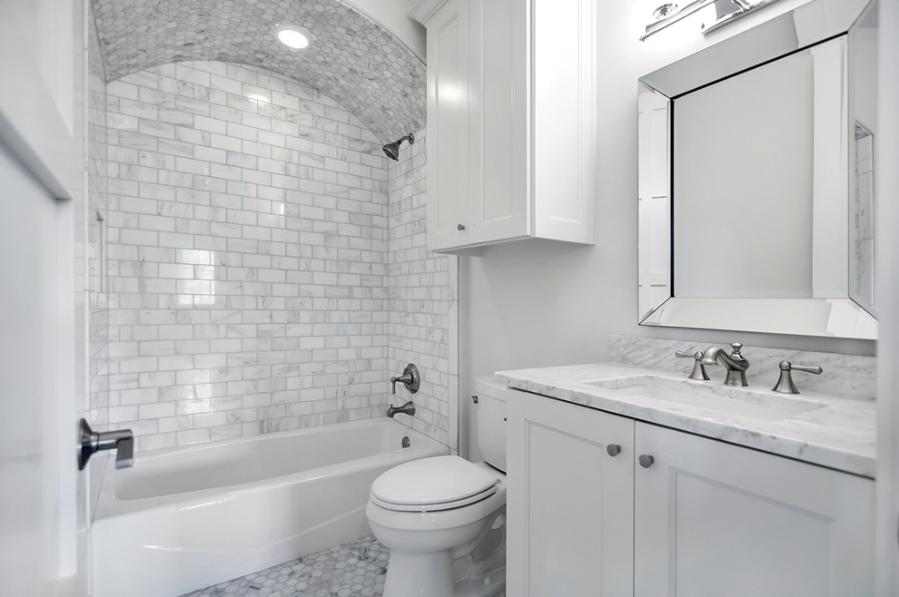 Пример оригинального дизайна: маленькая главная ванная комната с фасадами в стиле шейкер, белыми фасадами, ванной в нише, душем над ванной, раздельным унитазом, белой плиткой, мраморной плиткой, белыми стенами, полом из мозаичной плитки, врезной раковиной, мраморной столешницей, белым полом, шторкой для ванной и белой столешницей для на участке и в саду