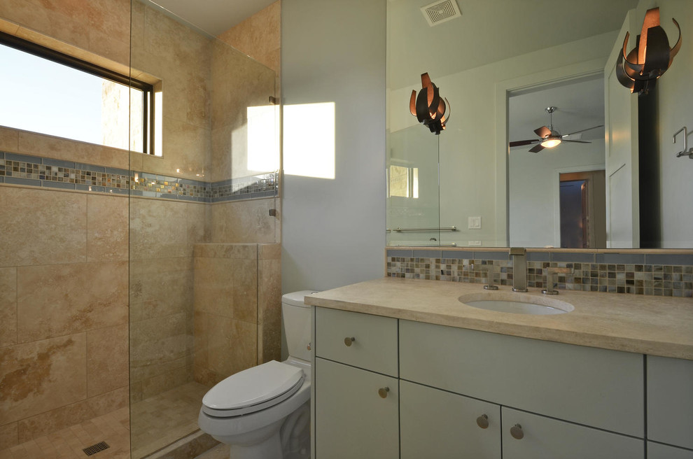 На фото: ванная комната среднего размера в стиле неоклассика (современная классика) с каменной плиткой, плоскими фасадами, зелеными фасадами, душем в нише, унитазом-моноблоком, бежевыми стенами, полом из травертина и душевой кабиной с