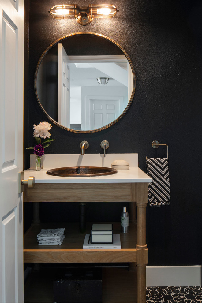 Foto de cuarto de baño clásico renovado pequeño con paredes negras, suelo de baldosas de cerámica, encimera de cuarzo compacto y encimeras blancas