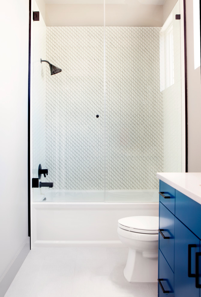 Foto på ett litet vintage vit en-suite badrum, med släta luckor, blå skåp, ett badkar i en alkov, en dusch/badkar-kombination, ett undermonterad handfat och dusch med gångjärnsdörr