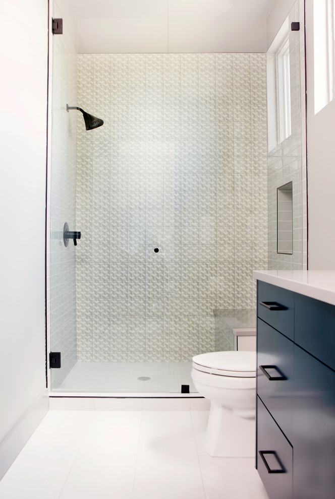 Klassisk inredning av ett litet vit vitt badrum med dusch, med släta luckor, blå skåp, en dusch i en alkov, beige kakel, vita väggar, vitt golv och dusch med gångjärnsdörr