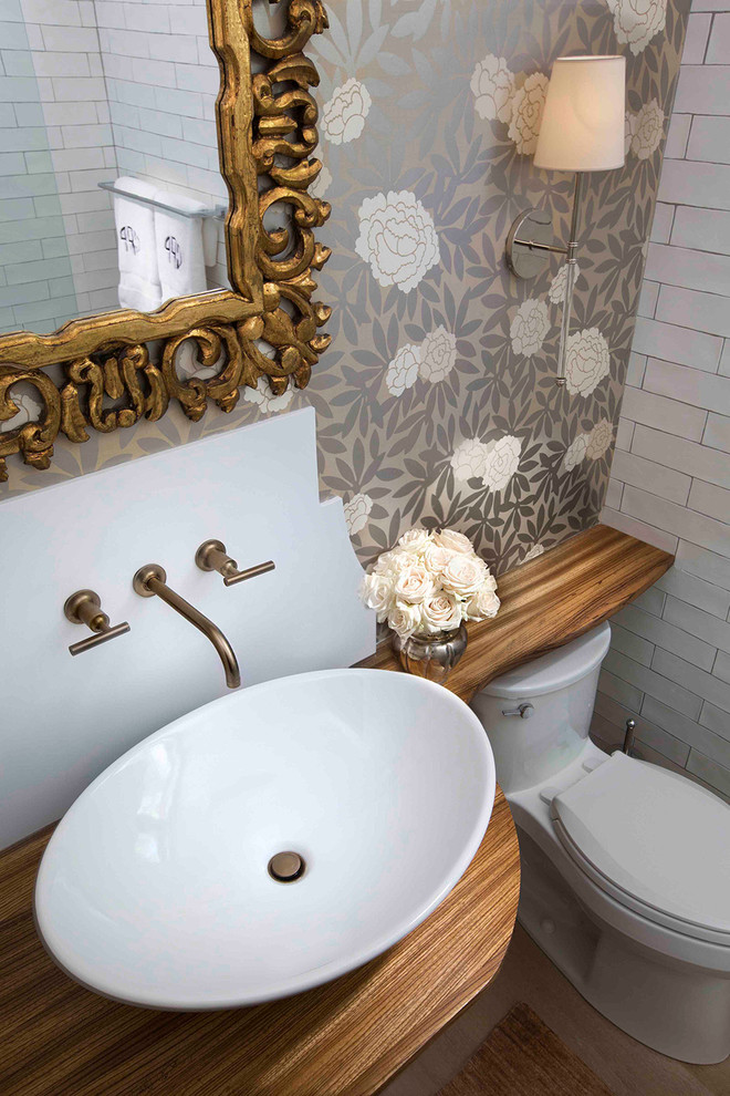 Foto di una stanza da bagno padronale moderna di medie dimensioni con ante lisce, ante bianche, pareti bianche, lavabo integrato e top in superficie solida