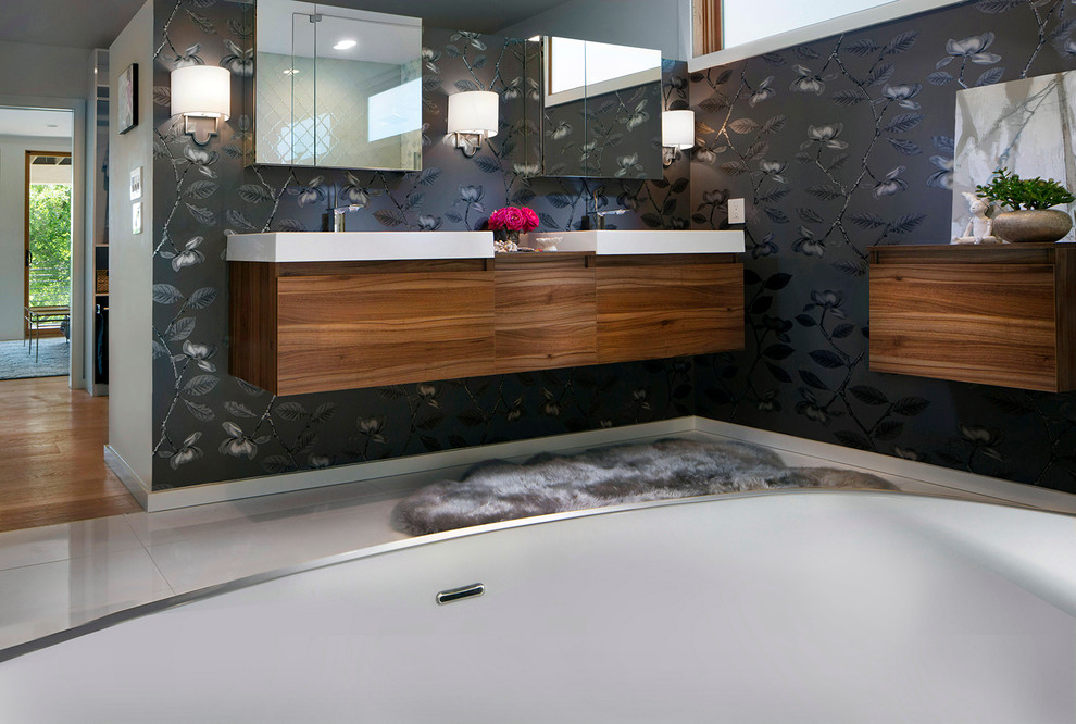 Idéer för mellanstora funkis en-suite badrum, med grå väggar, klinkergolv i keramik, skåp i mellenmörkt trä, ett integrerad handfat och bänkskiva i akrylsten
