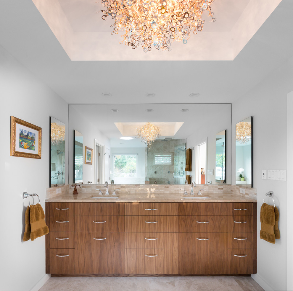Идея дизайна: большая главная ванная комната в современном стиле с врезной раковиной, плоскими фасадами, темными деревянными фасадами, бежевой плиткой, белыми стенами, мраморной столешницей, плиткой мозаикой и полом из травертина