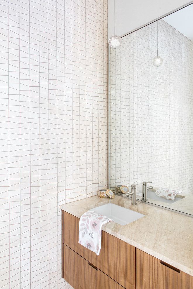 Esempio di una stanza da bagno con doccia design con ante lisce, ante viola, piastrelle bianche, piastrelle in travertino, lavabo sottopiano e top in quarzo composito