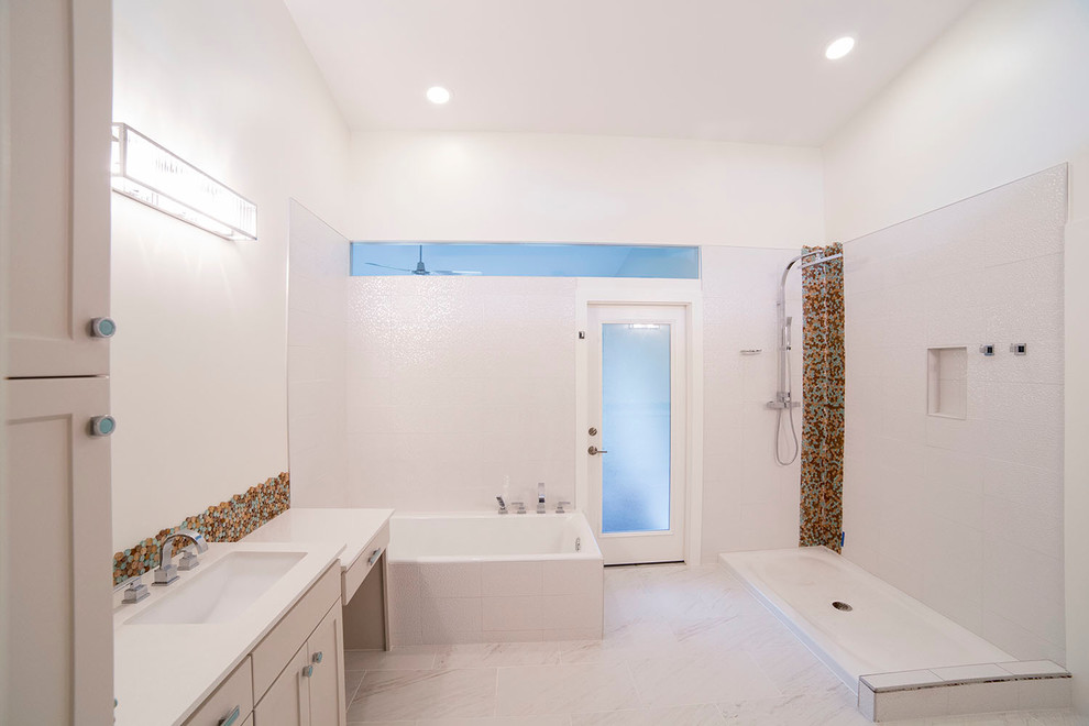 Foto på ett mellanstort funkis badrum, med ett undermonterad handfat, skåp i shakerstil, vita skåp, ett hörnbadkar, flerfärgad kakel, mosaik och vita väggar