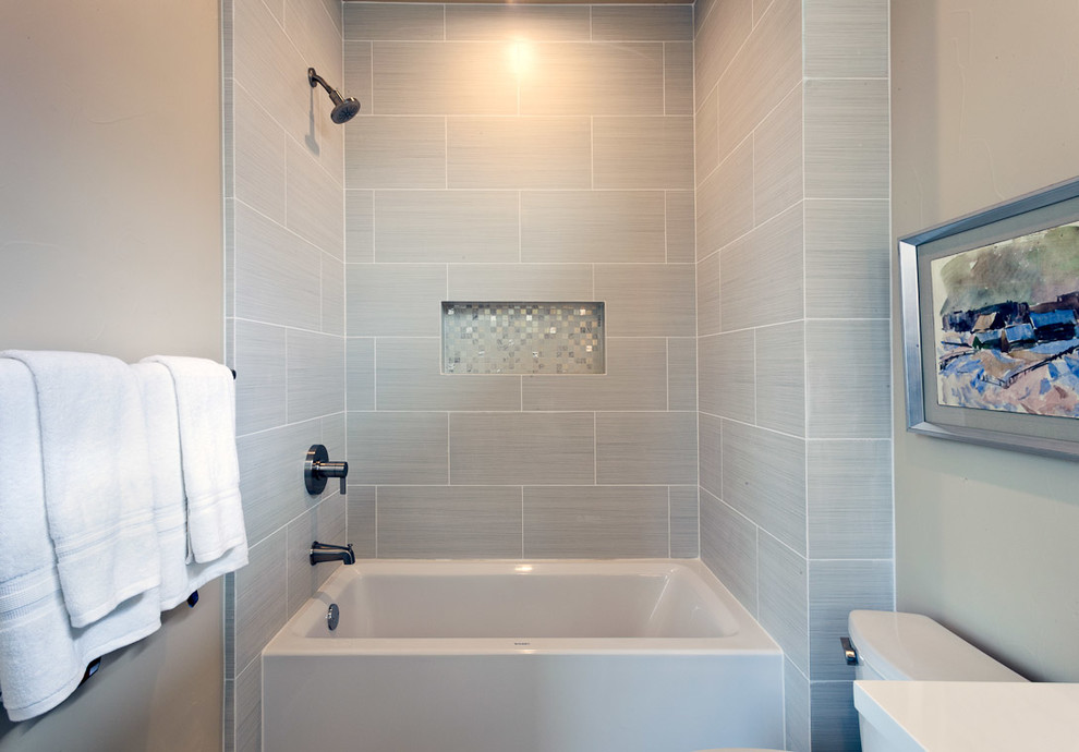 Идея дизайна: ванная комната в стиле неоклассика (современная классика) с угловой ванной, душем над ванной, серой плиткой, керамической плиткой и бежевыми стенами