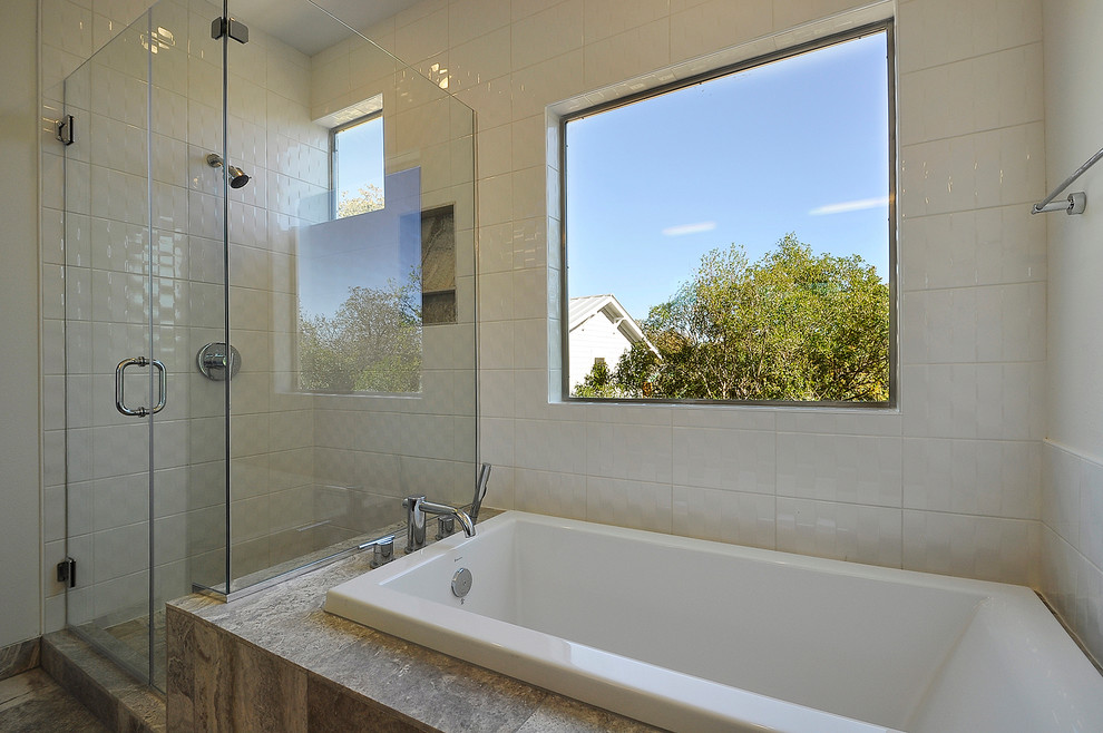 Immagine di una stanza da bagno minimalista con lavabo sottopiano, ante lisce, ante in legno scuro, top in quarzo composito, vasca da incasso, doccia ad angolo, piastrelle grigie e piastrelle in pietra