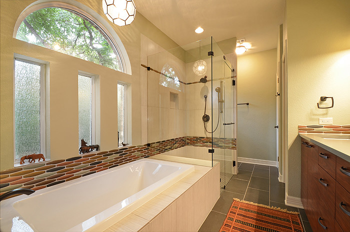 Esempio di una stanza da bagno contemporanea con doccia a filo pavimento