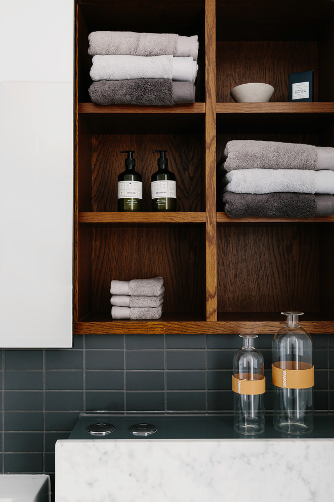 Esempio di una piccola stanza da bagno con doccia moderna con nessun'anta, ante in legno scuro, piastrelle grigie, piastrelle di cemento e top in marmo