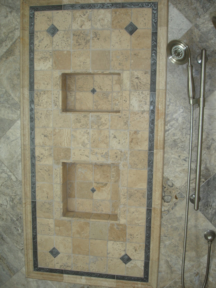 Esempio di una stanza da bagno padronale chic con lavabo a bacinella, ante con riquadro incassato, ante bianche, top in granito, doccia ad angolo e piastrelle beige