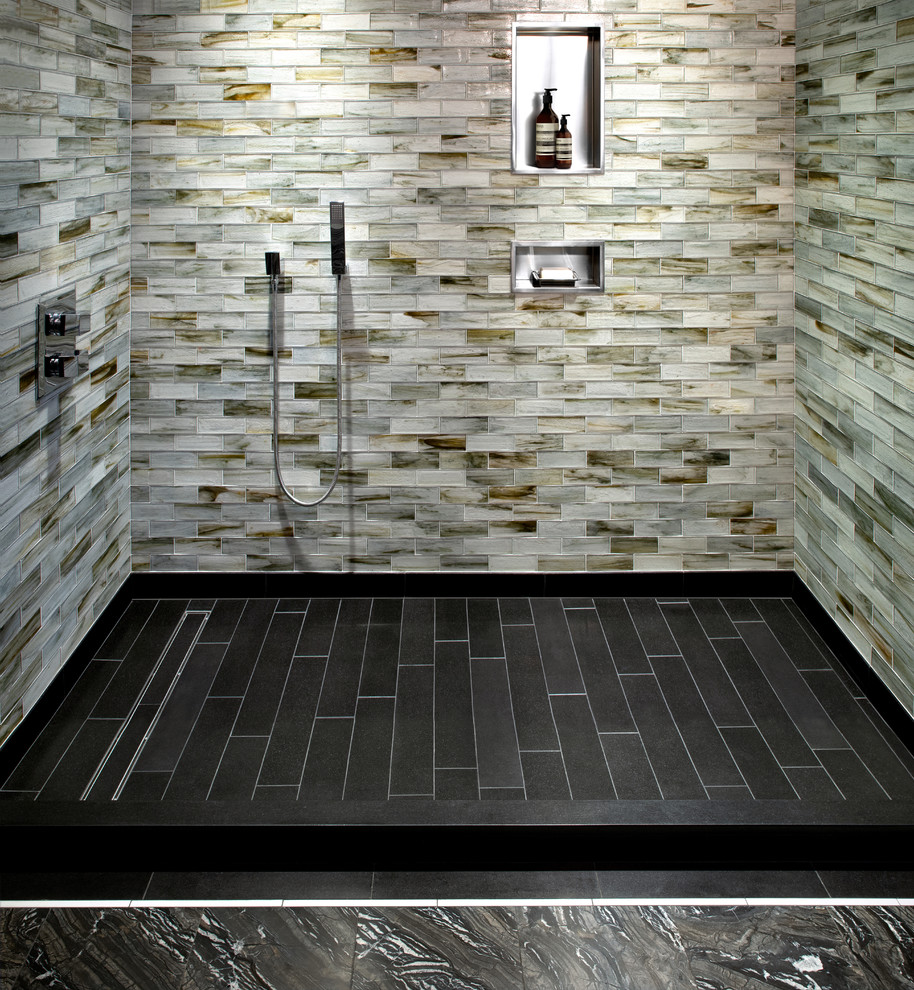 Idee per una grande stanza da bagno padronale contemporanea con doccia aperta, piastrelle multicolore, piastrelle di vetro, pavimento in marmo e pavimento nero