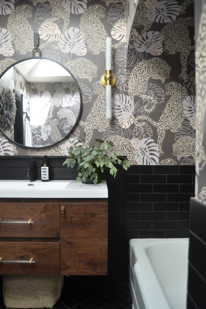 Exempel på ett stort modernt vit vitt en-suite badrum, med ett badkar i en alkov, en dusch i en alkov, svart kakel, keramikplattor, flerfärgade väggar, klinkergolv i keramik, svart golv, med dusch som är öppen, släta luckor, skåp i mellenmörkt trä och ett integrerad handfat
