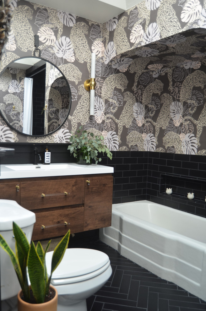 Foto på ett stort eklektiskt vit en-suite badrum, med skåp i mörkt trä, ett badkar i en alkov, en dusch i en alkov, svart kakel, keramikplattor, flerfärgade väggar, klinkergolv i keramik, svart golv och med dusch som är öppen
