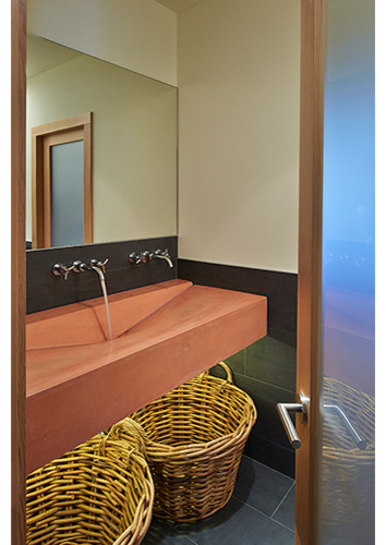 Idéer för ett modernt badrum, med svart kakel, porslinskakel, beige väggar, klinkergolv i porslin och ett avlångt handfat