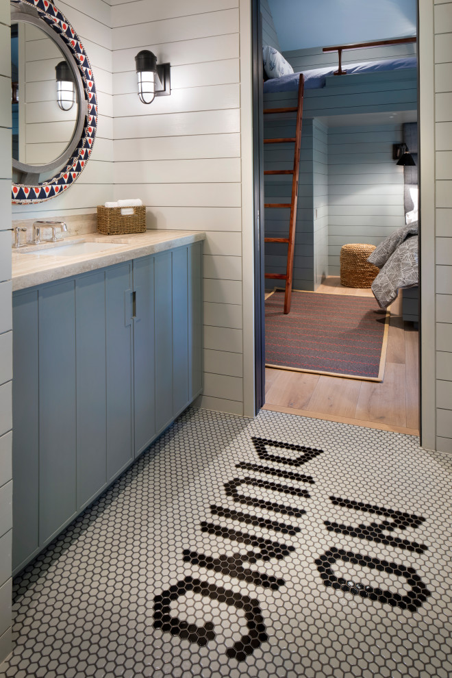 Immagine di una stanza da bagno per bambini stile rurale con lavabo sottopiano, ante lisce, ante blu, pareti bianche, pavimento con piastrelle a mosaico, pavimento multicolore e top beige
