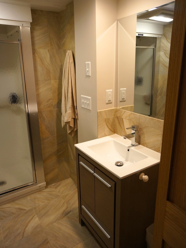 Idéer för små eklektiska badrum med dusch, med ett integrerad handfat, möbel-liknande, skåp i mörkt trä, bänkskiva i kvarts, en dusch i en alkov, en toalettstol med separat cisternkåpa, beige kakel, keramikplattor, beige väggar och klinkergolv i porslin
