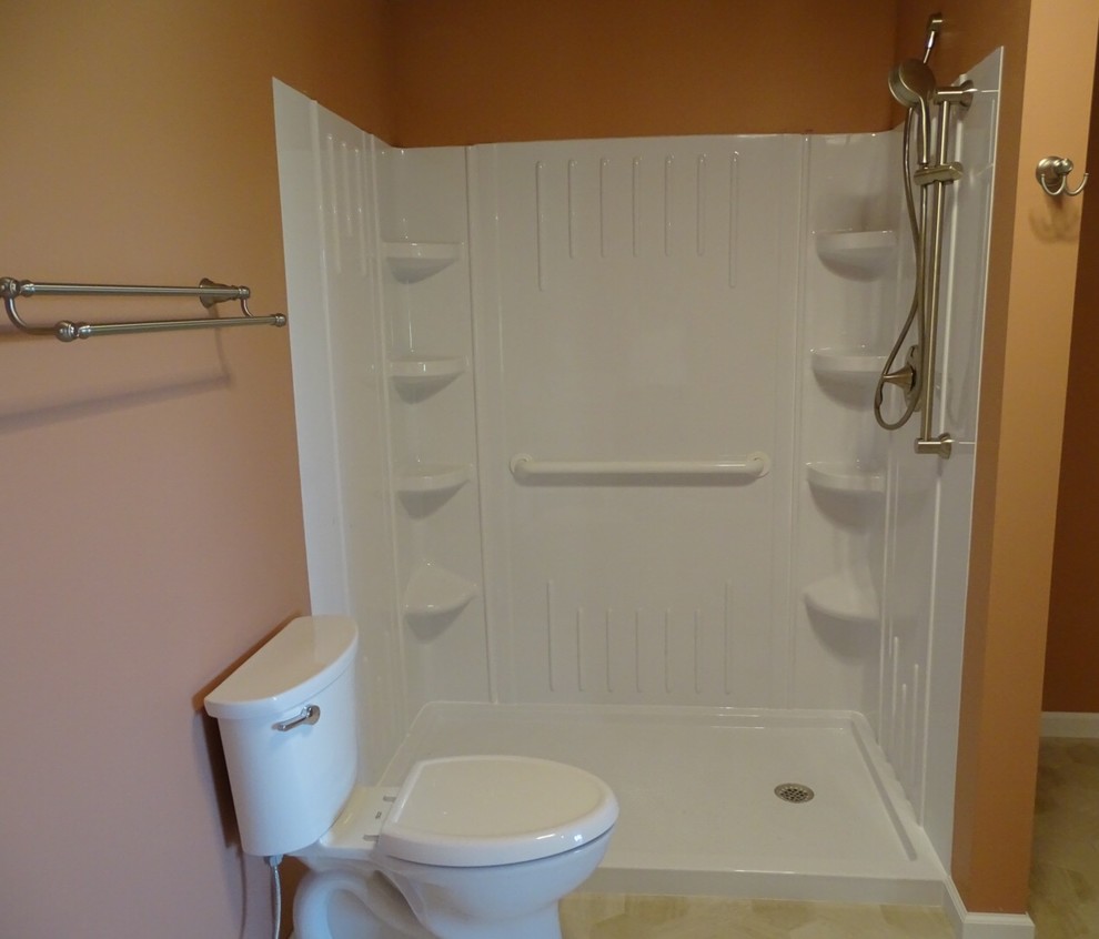 Bild på ett stort vintage vit vitt badrum med dusch, med möbel-liknande, vita skåp, en dusch i en alkov, en toalettstol med separat cisternkåpa, rosa kakel, vinylgolv, ett integrerad handfat, bänkskiva i kvarts, med dusch som är öppen, orange väggar och beiget golv
