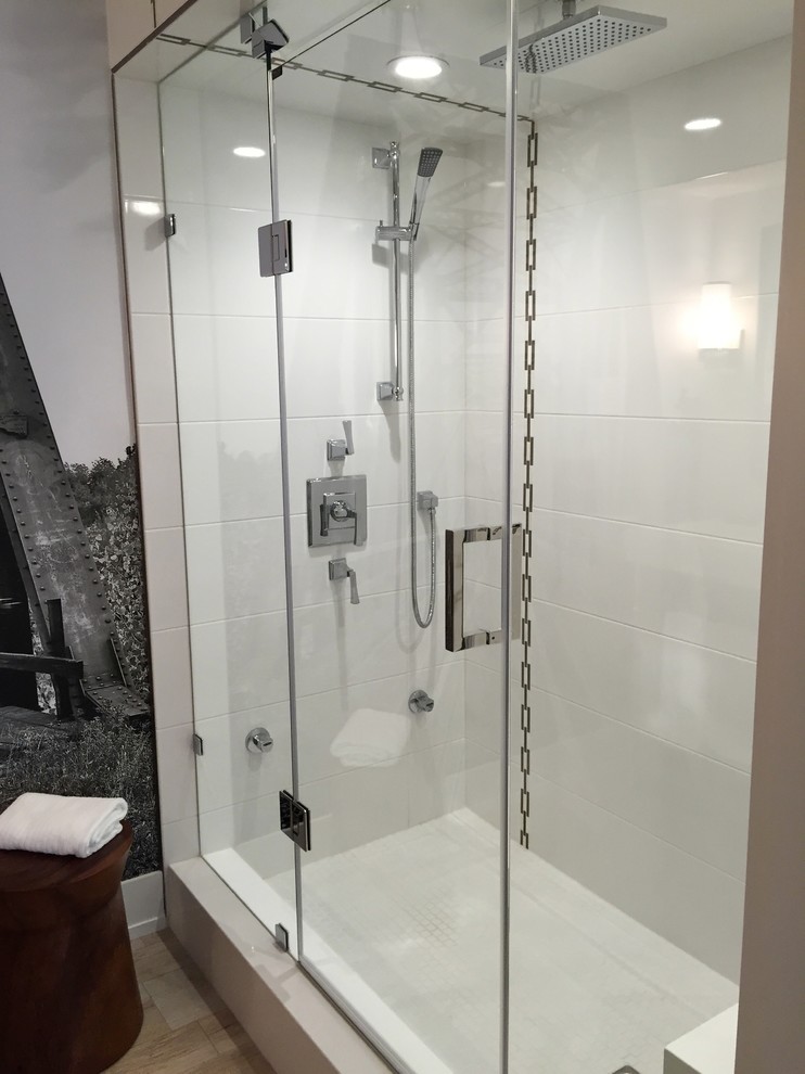 Immagine di una piccola stanza da bagno con doccia industriale con lavabo sospeso, doccia alcova, piastrelle bianche, piastrelle in gres porcellanato e pavimento in gres porcellanato