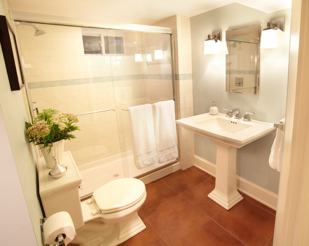 Ispirazione per una stanza da bagno con doccia american style di medie dimensioni con doccia alcova, WC monopezzo, piastrelle bianche, pareti grigie e lavabo integrato