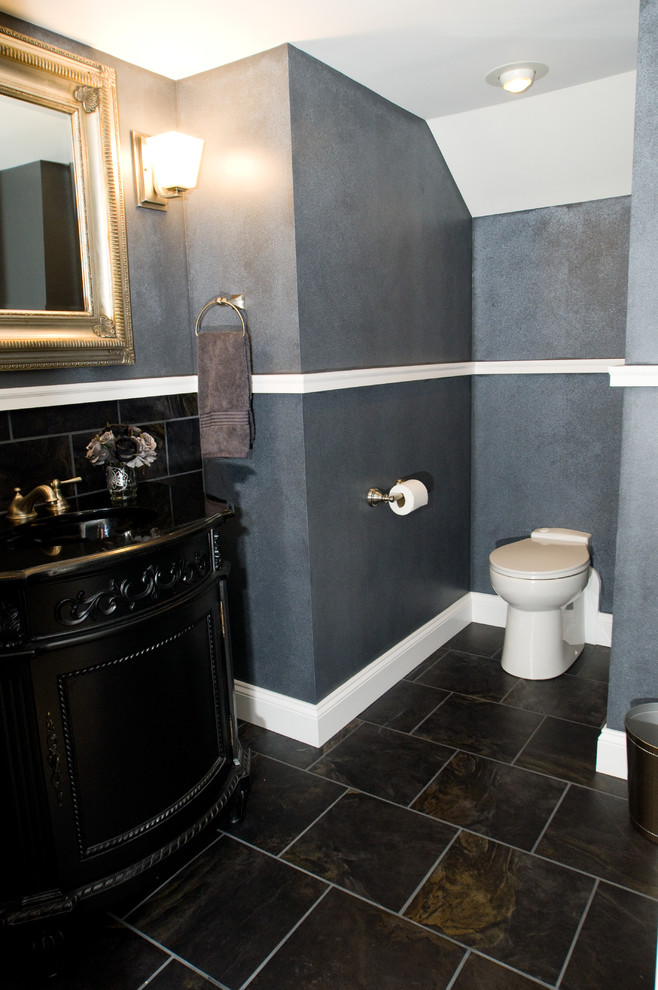 Aménagement d'une petite salle d'eau classique avec un placard en trompe-l'oeil, des portes de placard noires, WC à poser, un carrelage noir, des carreaux de porcelaine, un mur gris, un sol en carrelage de porcelaine, un lavabo intégré, un plan de toilette en granite, un sol noir et un plan de toilette noir.