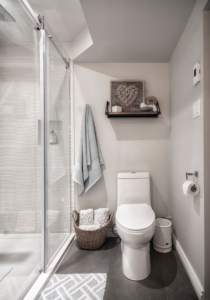 Exempel på ett mellanstort modernt vit vitt badrum för barn, med skåp i shakerstil, grå skåp, en dusch i en alkov, en toalettstol med hel cisternkåpa, grå kakel, keramikplattor, grå väggar, klinkergolv i keramik, ett undermonterad handfat, bänkskiva i kvarts, grått golv och dusch med skjutdörr