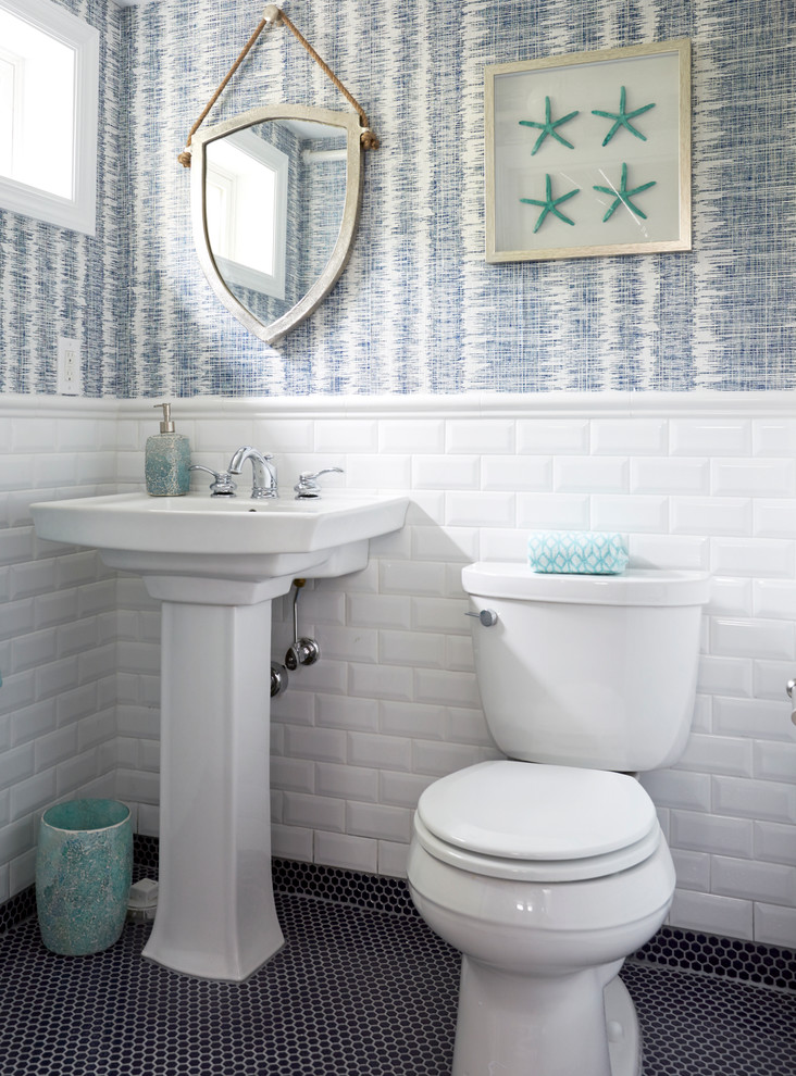 Стильный дизайн: маленькая ванная комната в стиле неоклассика (современная классика) с раздельным унитазом, белой плиткой, керамогранитной плиткой, синими стенами, полом из керамической плитки и раковиной с пьедесталом для на участке и в саду - последний тренд