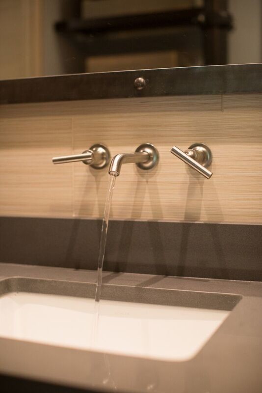 На фото: ванная комната в стиле лофт с плоскими фасадами, черными фасадами, серой плиткой, врезной раковиной и столешницей из бетона с