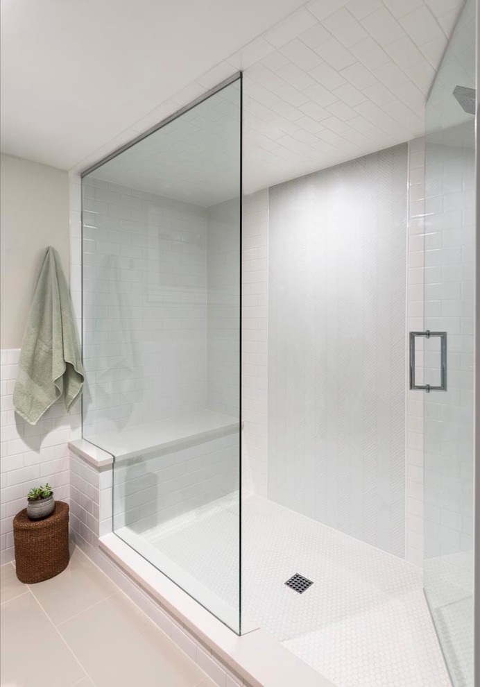 Exemple d'une salle de bain chic de taille moyenne avec un carrelage blanc.