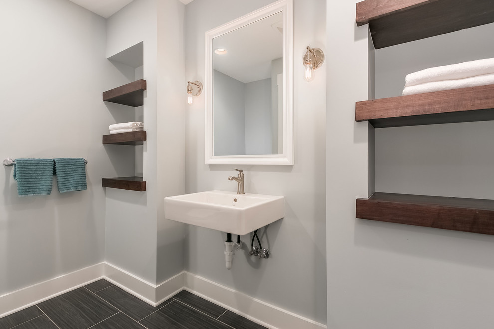 Idéer för mellanstora funkis badrum med dusch, med en dusch i en alkov, grå väggar, vinylgolv, ett väggmonterat handfat och svart golv