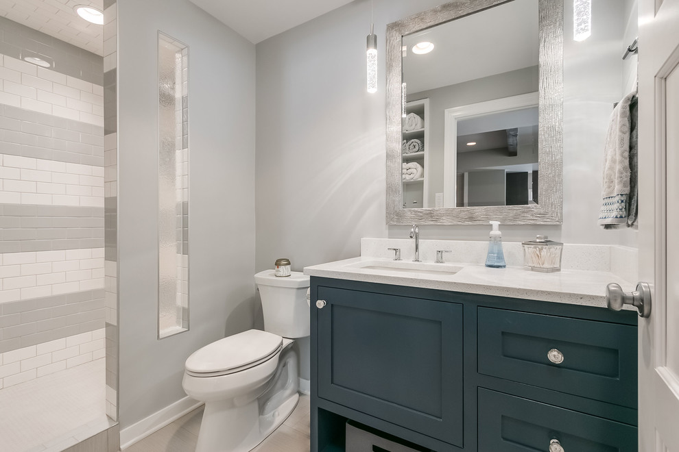 Idéer för ett mellanstort klassiskt vit badrum med dusch, med möbel-liknande, blå skåp, en dusch i en alkov, en toalettstol med separat cisternkåpa, grå väggar, klinkergolv i porslin, ett undermonterad handfat, bänkskiva i kvarts, beiget golv och med dusch som är öppen