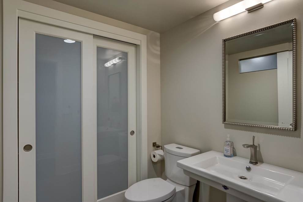 Идея дизайна: ванная комната среднего размера в современном стиле с унитазом-моноблоком, бежевыми стенами, душевой кабиной и раковиной с пьедесталом