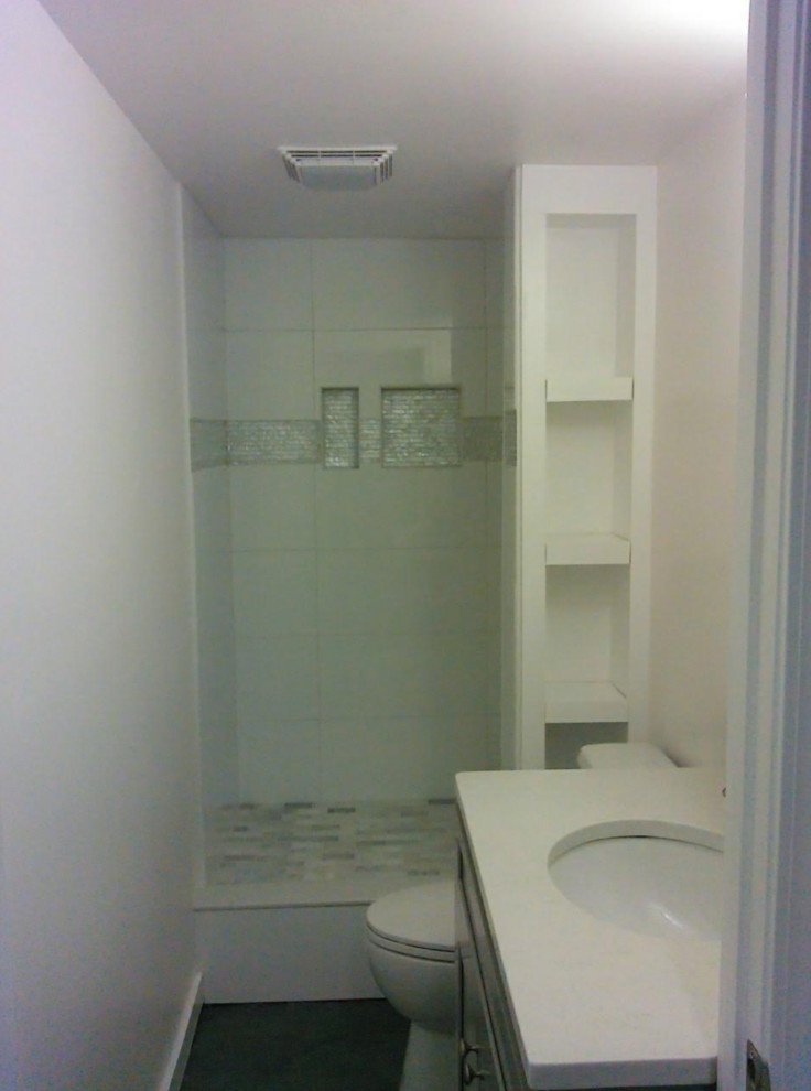 Inredning av ett klassiskt litet vit vitt badrum med dusch, med skåp i shakerstil, vita skåp, en dusch i en alkov, en toalettstol med hel cisternkåpa, vit kakel, porslinskakel, vita väggar, mörkt trägolv, ett undermonterad handfat, bänkskiva i kvarts, brunt golv och med dusch som är öppen