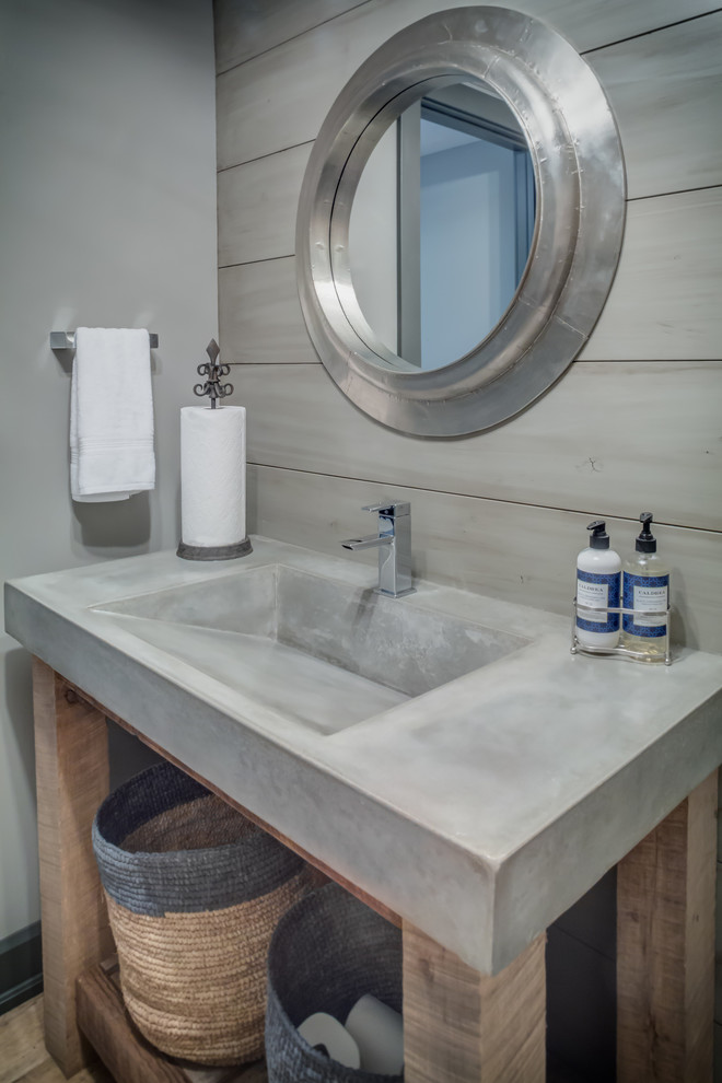 Ejemplo de cuarto de baño campestre pequeño con paredes grises, suelo vinílico, lavabo integrado, encimera de granito y microcemento