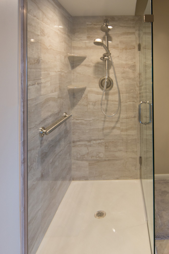 Пример оригинального дизайна: ванная комната среднего размера в классическом стиле с фасадами с утопленной филенкой, темными деревянными фасадами, угловым душем, раздельным унитазом, серой плиткой, керамогранитной плиткой, серыми стенами, полом из керамогранита, душевой кабиной, врезной раковиной, серым полом, душем с распашными дверями и серой столешницей