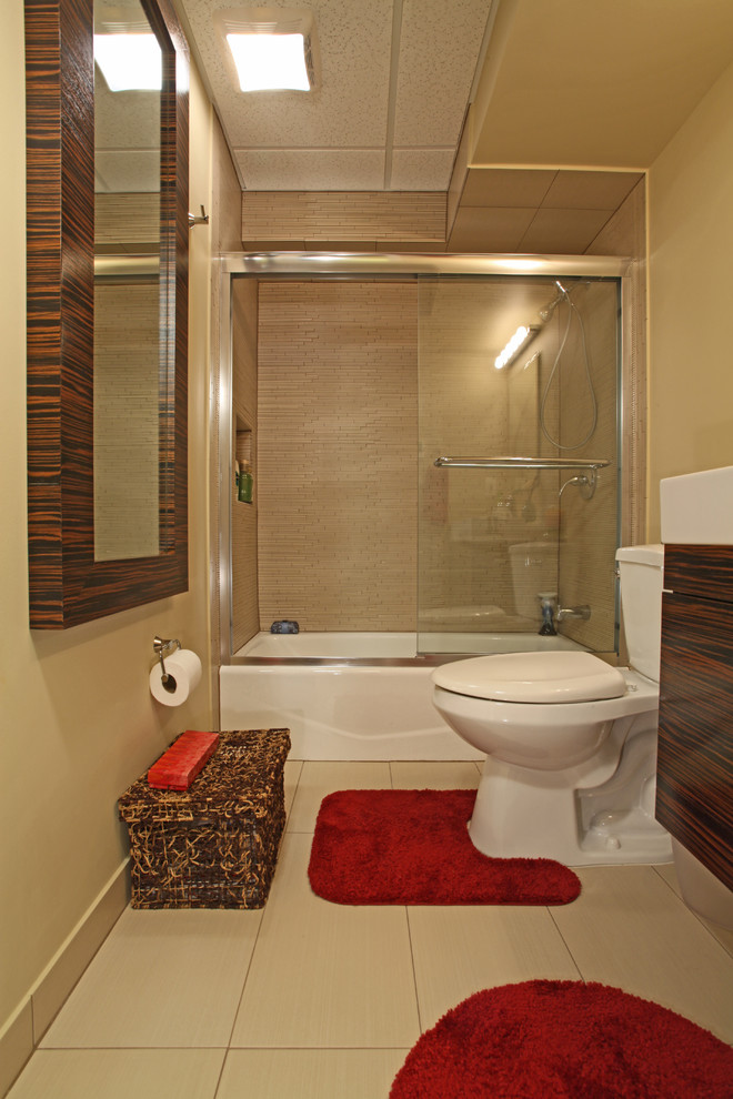 Exempel på ett mellanstort modernt badrum, med bruna väggar, klinkergolv i porslin, ett badkar i en alkov, en dusch/badkar-kombination, ett avlångt handfat, brun kakel, stickkakel, släta luckor och skåp i mörkt trä