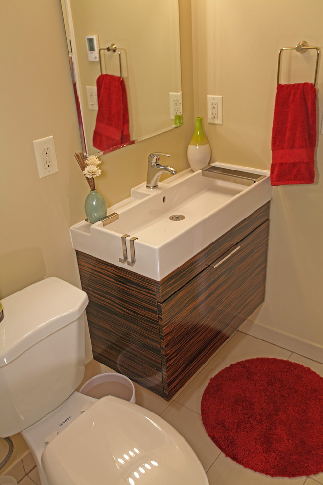 Стильный дизайн: ванная комната среднего размера в современном стиле с плоскими фасадами, темными деревянными фасадами, ванной в нише, душем над ванной, коричневой плиткой, удлиненной плиткой, коричневыми стенами, полом из керамической плитки и раковиной с несколькими смесителями - последний тренд