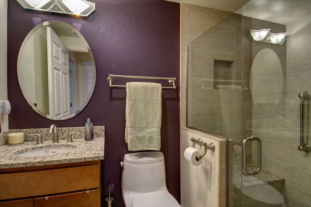 Идея дизайна: ванная комната среднего размера в стиле неоклассика (современная классика) с плоскими фасадами, фасадами цвета дерева среднего тона, душем в нише, унитазом-моноблоком, бежевой плиткой, керамогранитной плиткой, фиолетовыми стенами, врезной раковиной, столешницей из гранита, душем с распашными дверями и разноцветной столешницей