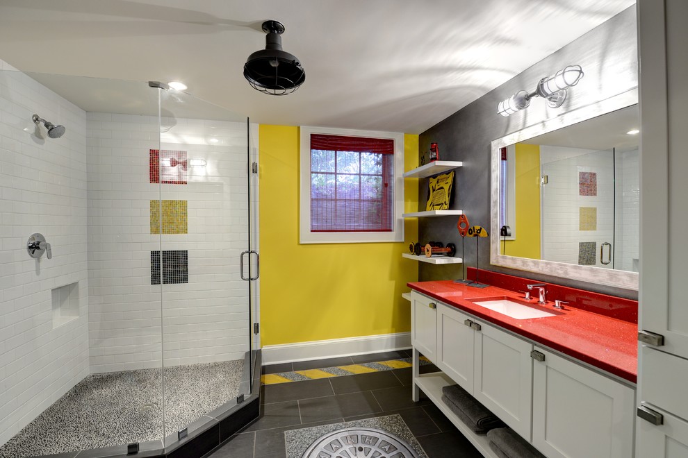 Aménagement d'une grande salle de bain éclectique pour enfant avec mosaïque, un placard à porte shaker, des portes de placard blanches, une douche d'angle, un mur jaune, un sol en carrelage de porcelaine, un lavabo encastré, un sol gris et une cabine de douche à porte battante.