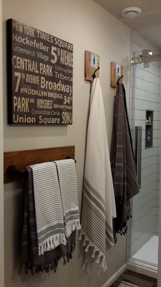 Esempio di una piccola stanza da bagno con doccia industriale con ante in stile shaker, ante grigie, WC monopezzo, piastrelle grigie, piastrelle in ceramica, pareti grigie, pavimento in mattoni e top in superficie solida