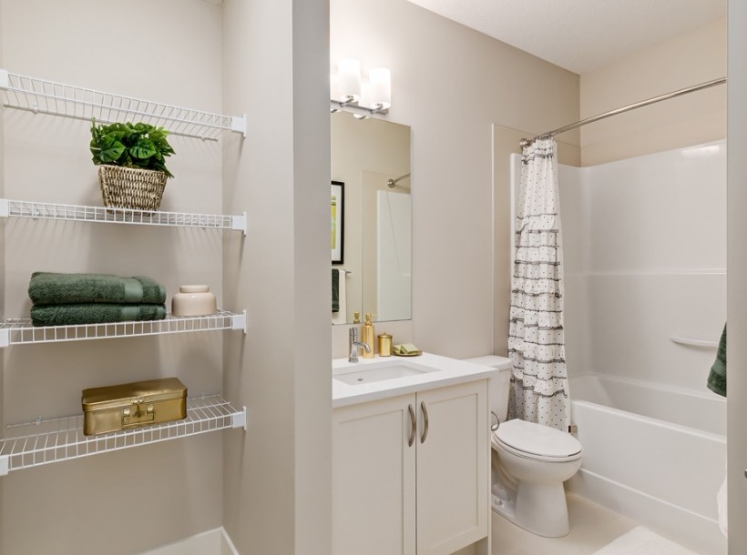 Inspiration för stora moderna badrum, med skåp i shakerstil, vita skåp, beige väggar, bänkskiva i kvarts och beiget golv