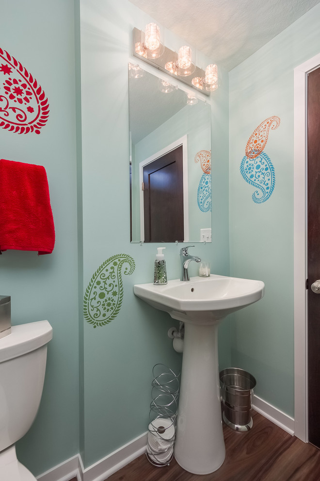 Свежая идея для дизайна: ванная комната среднего размера в стиле неоклассика (современная классика) с синими стенами, паркетным полом среднего тона, душевой кабиной, раковиной с пьедесталом и коричневым полом - отличное фото интерьера