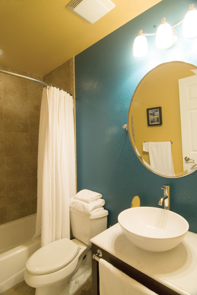 Пример оригинального дизайна: маленькая ванная комната в стиле неоклассика (современная классика) с темными деревянными фасадами, ванной в нише, душем над ванной, раздельным унитазом, синими стенами, душевой кабиной, настольной раковиной, столешницей из искусственного кварца, шторкой для ванной и белой столешницей для на участке и в саду