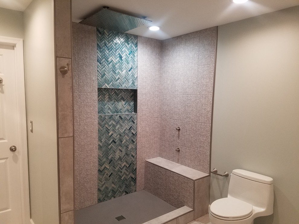 На фото: ванная комната среднего размера в современном стиле с фасадами островного типа, черными фасадами, серой плиткой, серыми стенами, полом из керамической плитки, душевой кабиной, бежевым полом и белой столешницей