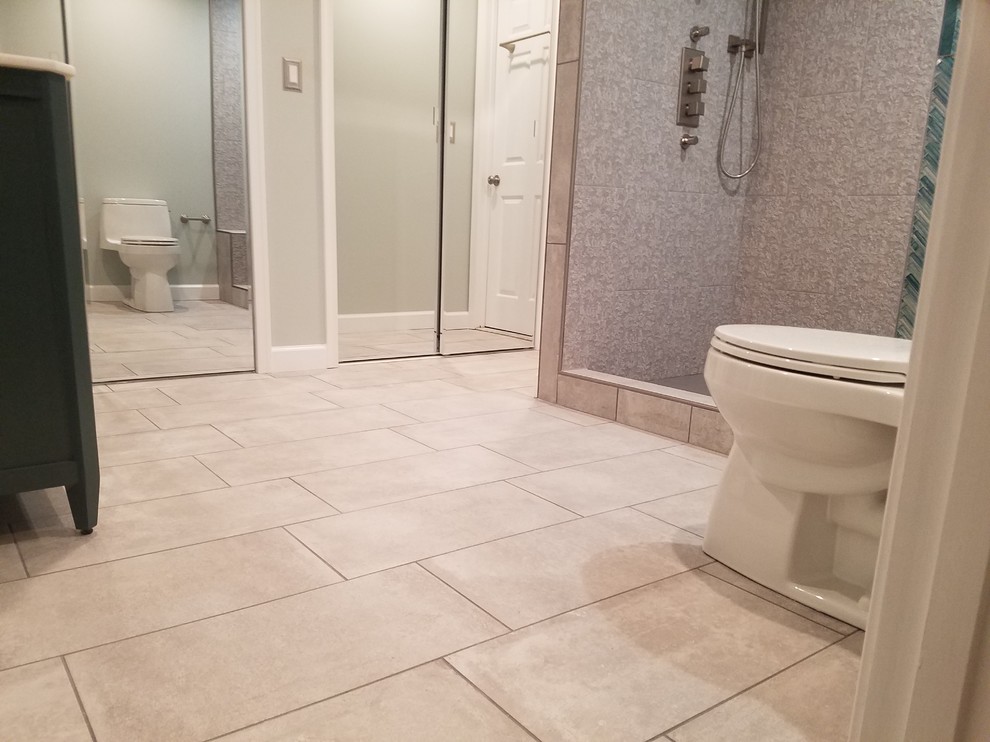 Aménagement d'une salle d'eau contemporaine de taille moyenne avec un placard en trompe-l'oeil, des portes de placard noires, un carrelage gris, un mur gris, un sol en carrelage de céramique, un sol beige et un plan de toilette blanc.