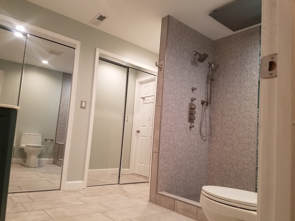 Idéer för ett mellanstort modernt vit badrum med dusch, med möbel-liknande, svarta skåp, grå kakel, grå väggar, klinkergolv i keramik och beiget golv