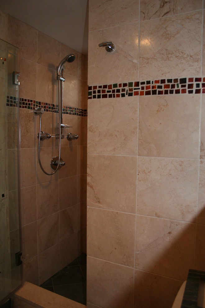Ejemplo de cuarto de baño mediterráneo pequeño con ducha empotrada, sanitario de dos piezas, aseo y ducha, lavabo con pedestal, paredes beige y suelo de pizarra