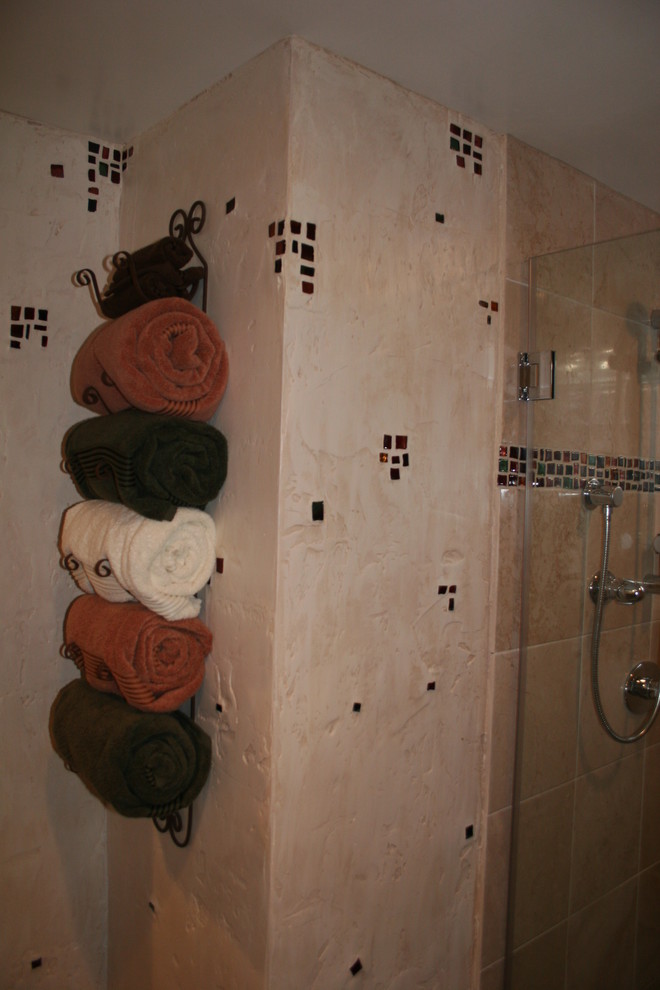 ワシントンD.C.にある高級な小さな地中海スタイルのおしゃれなバスルーム (浴槽なし) (アルコーブ型シャワー、分離型トイレ、スレートの床、ペデスタルシンク、ベージュの壁) の写真