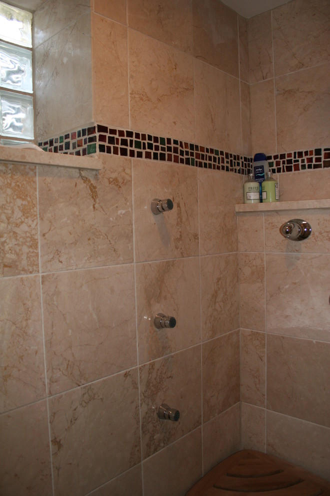 ワシントンD.C.にある高級な小さな地中海スタイルのおしゃれなバスルーム (浴槽なし) (アルコーブ型シャワー、分離型トイレ、スレートの床、ペデスタルシンク、ベージュの壁) の写真