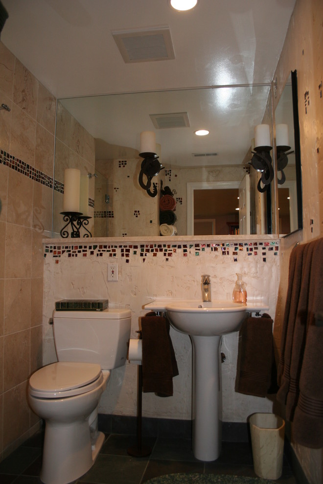 На фото: маленькая ванная комната в средиземноморском стиле с душем в нише, раздельным унитазом, разноцветной плиткой, каменной плиткой, полом из сланца, раковиной с пьедесталом, бежевыми стенами и душевой кабиной для на участке и в саду